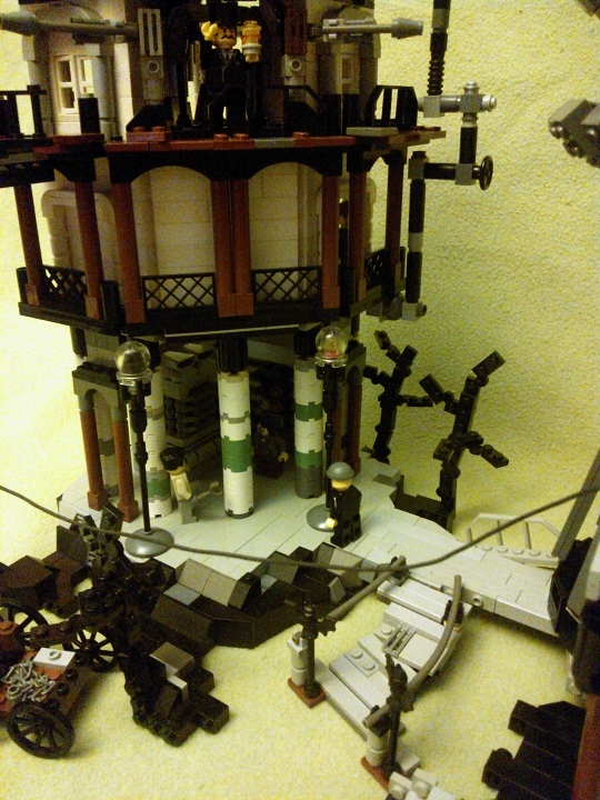 LEGO MOC - Because we can! - Wireless Electricity: первый этаж стоит на сваях. За ними генератор и механики.
