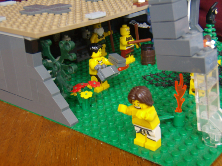 LEGO MOC - Because we can! - Caveman fire discovery: Из тучи ударила молния, загорелся куст. Древний человек плачет от страха.
