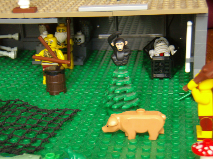 LEGO MOC - Because we can! - Caveman fire discovery: Обезьяна спряталась на дерево, а свинья не может лазить по деревьям, поэтому пытается убежать. 