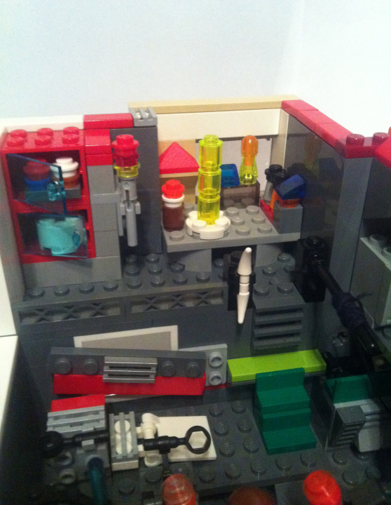 LEGO MOC - Because we can! - Thomas Edison's Laboratory. Invention of electric light bulb: Лабораторная зона отделена от рабочей. Легкие пары химических элементов поднимаются вверх, поэтому лабораторный ярус находится выше рабочего.