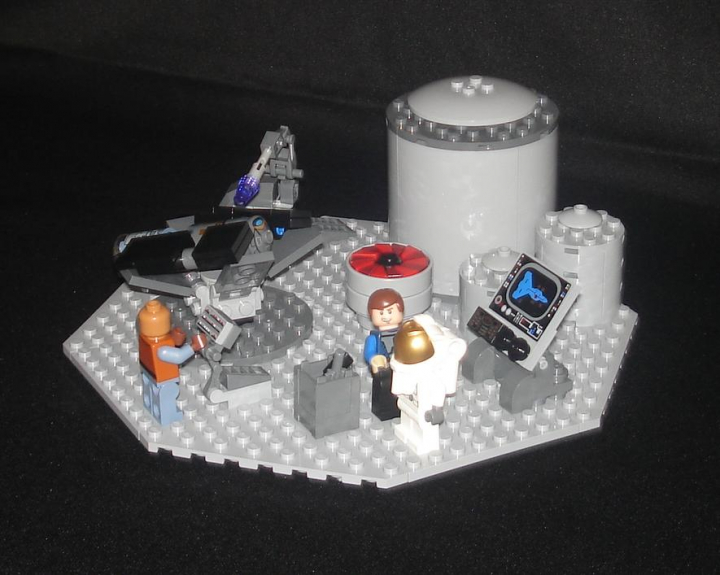 LEGO MOC - Because we can! - Forward to the stars!: Главный инженер дорабатывает скафандр, устанавливая новую систему жизнеобеспечения.<br />
