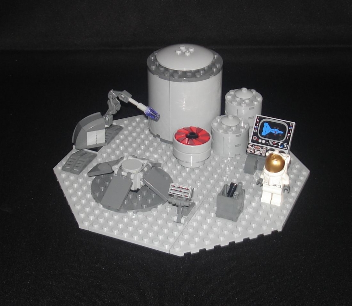 LEGO MOC - Because we can! - Forward to the stars!: Специальный стол позволяет удерживать технику в любой удобной для работы позиции, а манипулятор позволяет проводить работы, требующие автоматической точности