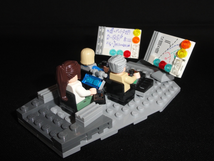 LEGO MOC - Because we can! - Forward to the stars!: Вычислительный центр. <br />
Название говорит само за себя. Вычислить возможные траектории, произвести расчет на основе аналитических формул, все это делается здесь. Здесь так же разрабатывают новые алгоритмы, позволяющие точнее предсказывать ситуацию в космосе.<br />
Узнаете формулы- можете собой гордиться :)