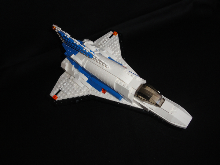 LEGO MOC - Because we can! - Forward to the stars!: Постройка этого передового шаттла практически завершена, но чтобы отправиться в путь ему понадобится помощь. <br />
2 ракеты чудовищной мощи помогут ему преодолеть земную атмосферу, кроме того, чтобы ракетам хватило энергии для создания тяги, к ним присоединяется бак огромного объема (куда помещается около 2х миллионов литров ракетного топлива). 