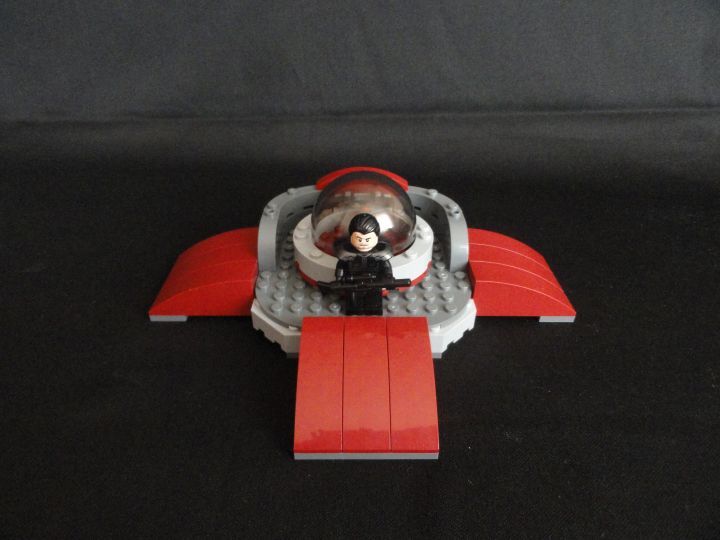 LEGO MOC - Because we can! - Forward to the stars!: Помещение, охраняемое тяжело вооруженным здоровяком, да еще такой странной формы, с капсулой посередине...