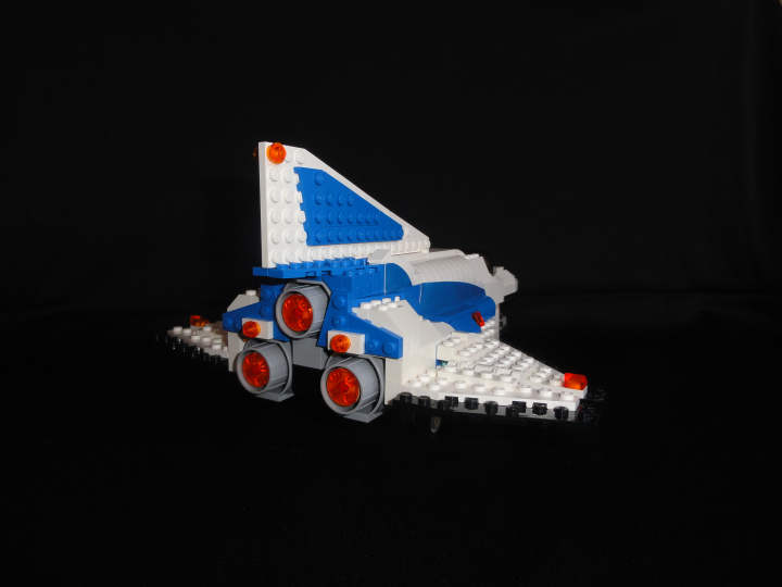 LEGO MOC - Because we can! - Forward to the stars!: При сгорании ракетного топлива образуется поток горячих газов, вырывающихся наружу через ракетное сопло. В результате давления этих газов на корпус ракеты, возникает реактивная сила, толкающая объект в противоположную сторону от истечения газов. Если нет желания собирать собственный ракетоноситель, можно проделать похожий опыт с воздушным шариком.