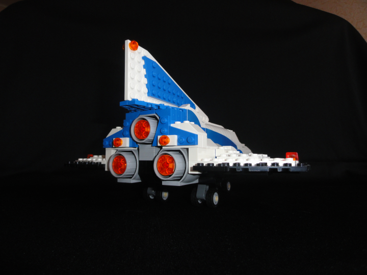 LEGO MOC - Because we can! - Forward to the stars!: на старте шаттл будет представлять собой конструкцию из 2х ракет-носителей, топливного бака и, собственно, самого шаттла. Когда корабль оказывается в космос, ракеты-носители, а затем и топливный бак отсоединяются и падают обратно на Землю, шаттл же продолжает путь на собственных двигателях. 