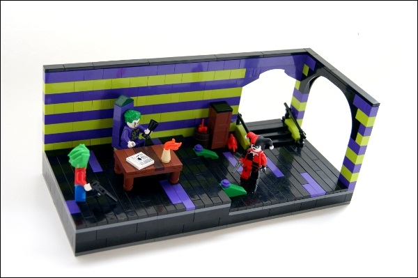 LEGO MOC - Heroes and villians - Joker and Harley's Love Nest: Действие происходит в пещере, которую Харли Квинн обустроила специально для себя и своего возлюбленного - Джокера.<br />
<br />
Я не делал точную копию оригинала, я его немного приукрасил, но основные моменты были сохранены - стол и кресло Джокера, 2 лестницы и выход к воде (но в самоделке сама вода не уместилась ввиду ограничения по площади). Здесь вы можете скачать комикс целиком http://dccomics.ru/comics/harley-quinn/67-batman-harley-quinn.html .