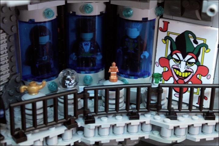 LEGO MOC - Heroes and villians - Batcave: Трофейная комната. <br />
в ней расположены костюмы главных злодеев, таких как: Пингвин, Женщина-кошка и Джокер, гигантская карта Джокера, а также несколько самых значимых для героя трофеев.