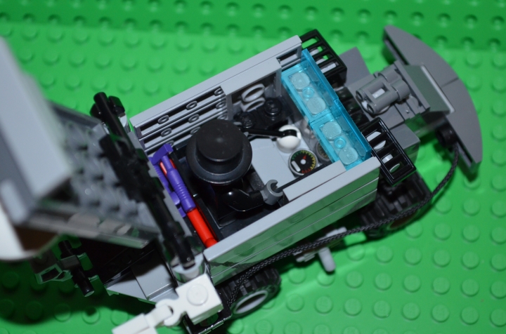 LEGO MOC - Steampunk Machine - 'Автомобиль 19 века ': В салоне нет ничего особенного. Там есть: рычаг, пульт управления, ящик с инструментами.