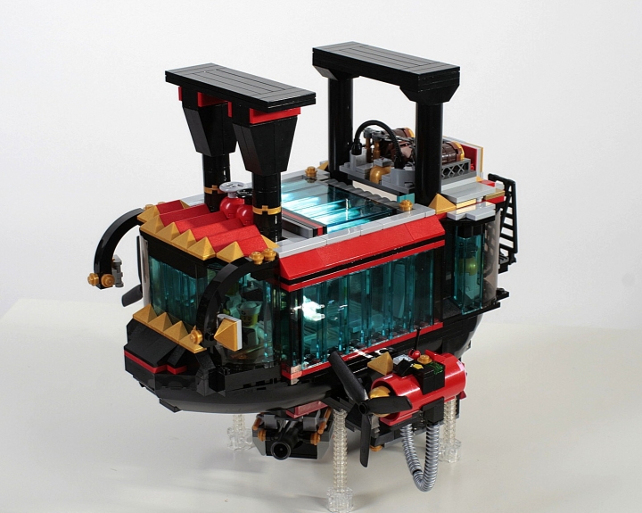 LEGO MOC - Mini-contest 'Zeppelin Battle' - Needle: Кабина дирижабля по всему периметру имеет специальное стойкое стекло, не позволяющее солнечным лучам слепить экипаж и пассажиров.