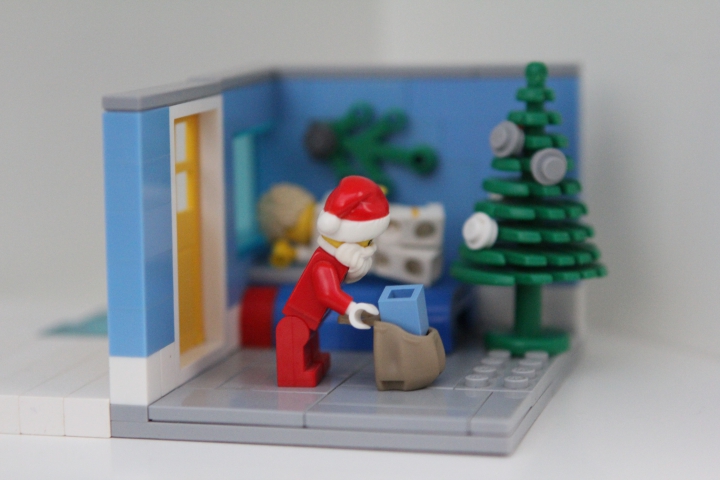 LEGO MOC - New Year's Brick 2014 - MOC: 'Christmas Vignette': Пока Лёша спит, он не думает что сзади, тихо-тихо крадётся Санта с подарками: