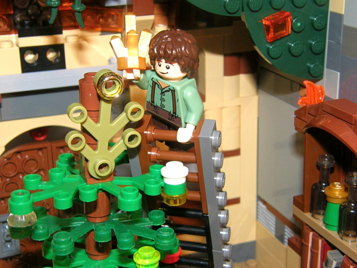 LEGO MOC - New Year's Brick 2014 - Старый исландский новогодний дом: Фродо устанавливает на елку звездочку (на самом деле драгоценный камень, который он стырил, пока был в Мории).
