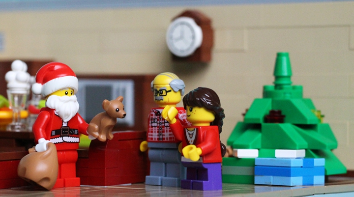 LEGO MOC - New Year's Brick 2014 - Новогоднее чудо: Так вот, вернемся в квартиру 67. Алёна целый день помогала дедушке готовить еду к празднику и наряжать ёлку. По традиции, дедушка положил под елку корзину с мандаринами. Так же Алёна заблаговременно приготовила для дедушки подарок – сделала своими руками.  И вот уже через несколько минут наступит Новый Год, но вдруг раздается стук в дверь. Алёна побежала к двери, что бы посмотреть, кто пришел, в душе она верила, что это Дед Мороз, и не ошиблась. У Деда Мороза в этом году было много заказов, и он решил пораньше начать разносить подарки тем, кто их заслуживает. Дед Мороз подарил Алёне маленького щенка, о котором она так мечтала. Она тут же назвала своего щенка именем Фокси, которое давно придумала, радости маленькой девочки не было предела.