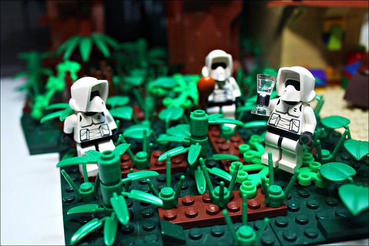 LEGO MOC - New Year's Brick 2014 - Встреча Нового года в далекой-далекой галактике...: На лесной планете Эндор тем временем имперские штурмовики играют в догонялки, пьют разные напитки! Трава шуршит...
