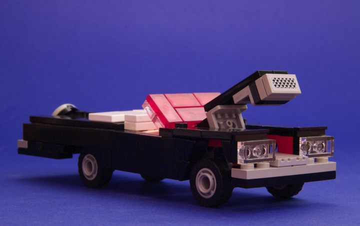 LEGO MOC - New Year's Brick 2014 - «Рождественский вечер»: Также открывается капот.