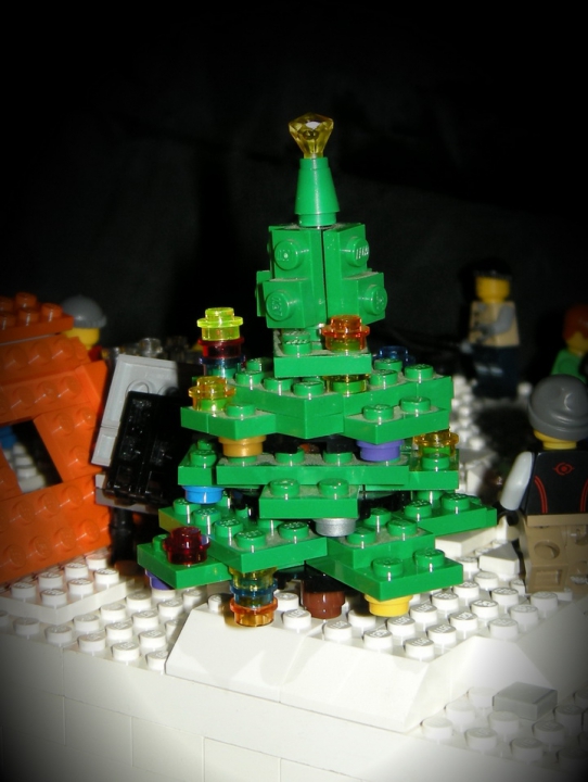 LEGO MOC - New Year's Brick 2014 - Новый год у лунки.: Девушки украсили ель, росшую поблизости. Какой же Новый год без этого символа!