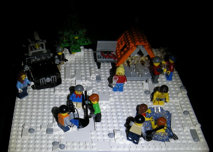 LEGO MOC - New Year's Brick 2014 - Новый год у лунки.: Один из молодых людей поймал большую рыбу, которая не пролезала в лунку. Его товарищ решил ему помочь с этим: “Эй, Олег, дай я лунку подрублю!” Подрубая лунку, он очень увлекся, сделав ёе огромного размера.<br />