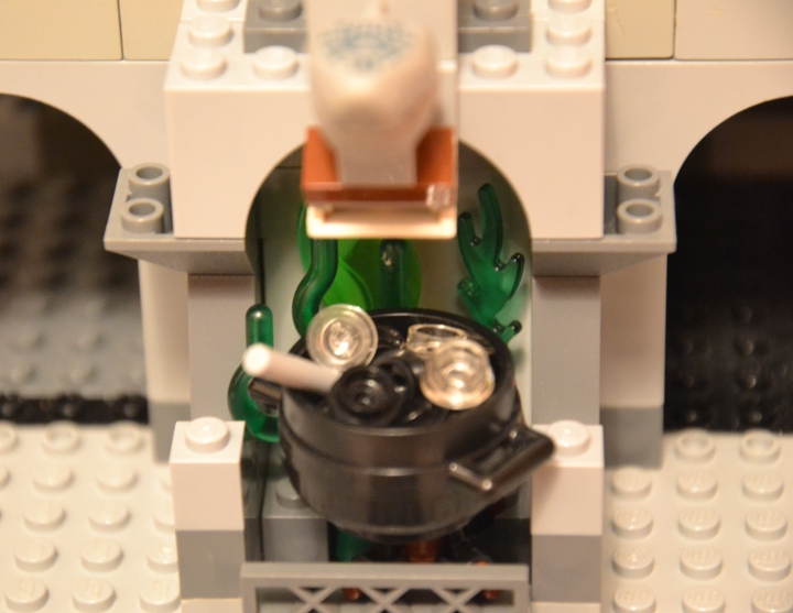 LEGO MOC - New Year's Brick 2014 - 'В глубине виллы 'Ночной кошмар'...: Над зеленым пламенем был установлен на железном треножнике котел, а в нем тихонько булькал странноватый, скажем так, супчик. Тошнотный черный как деготь и тягучий, как слизь улитки. Маг помешал в котле палочкой. В то же время он в глубокой задумчивости прислушивался к завыванию метели, стучавшей оконными ставнями.