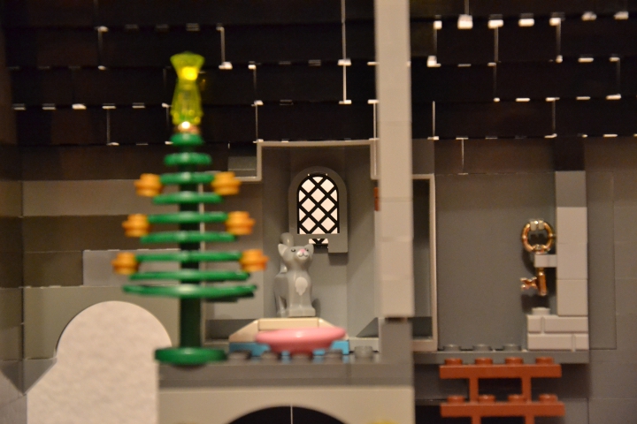 LEGO MOC - New Year's Brick 2014 - 'В глубине виллы 'Ночной кошмар'...: Единственный милый уголок в доме мага - это комнатка разнежившегося кота Маурицио ди Мауро. 