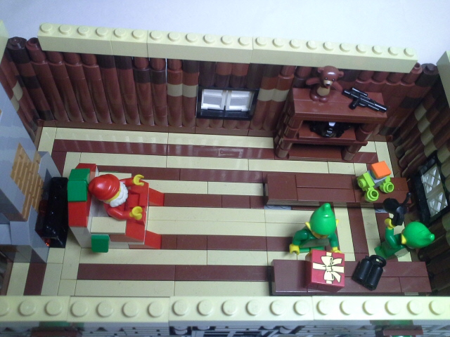 LEGO MOC - New Year's Brick 2014 - Мастерская чудес: Снимаем крышу и.... ТА-ДАМ!! Видим усердно работающих эльфов и Санту/Деда Мороза в своем троне.