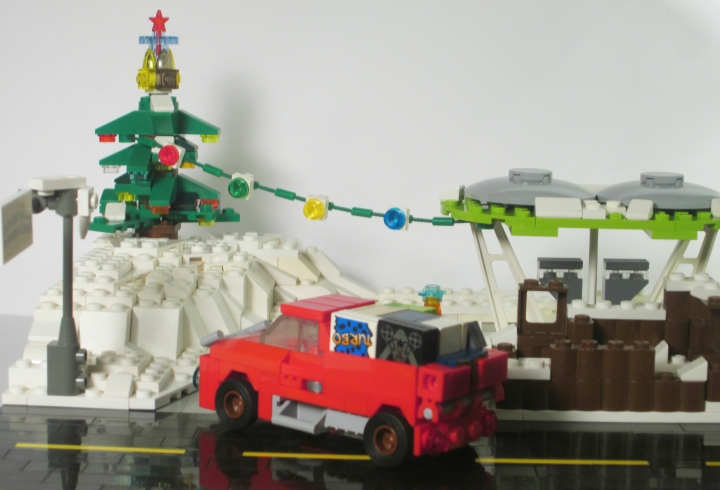 LEGO MOC - New Year's Brick 2014 - Развоз подарков: движение на бензоколонке: Ёлочки, фонарики. То есть, и деду морозу нужно топливо...
