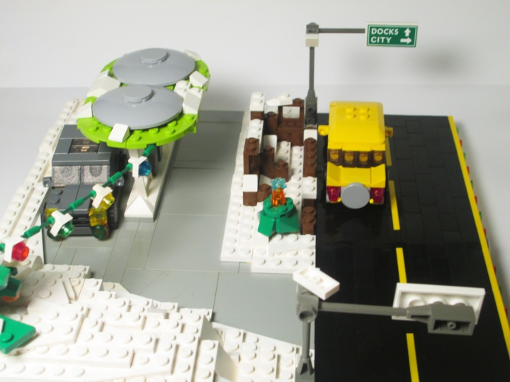 LEGO MOC - New Year's Brick 2014 - Развоз подарков: движение на бензоколонке: Наглядно показана планировка дороги.