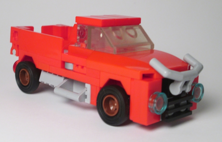 LEGO MOC - New Year's Brick 2014 - Развоз подарков: движение на бензоколонке: Главный предвестник Нового года - грузовичок деда мороза, развозчик подарков. Орнамент спереди - оленьи рога.