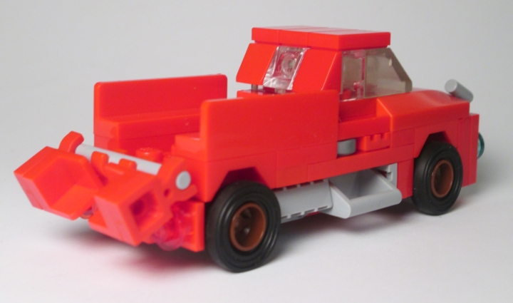LEGO MOC - New Year's Brick 2014 - Развоз подарков: движение на бензоколонке: Вместительный кузов приоткрывается.