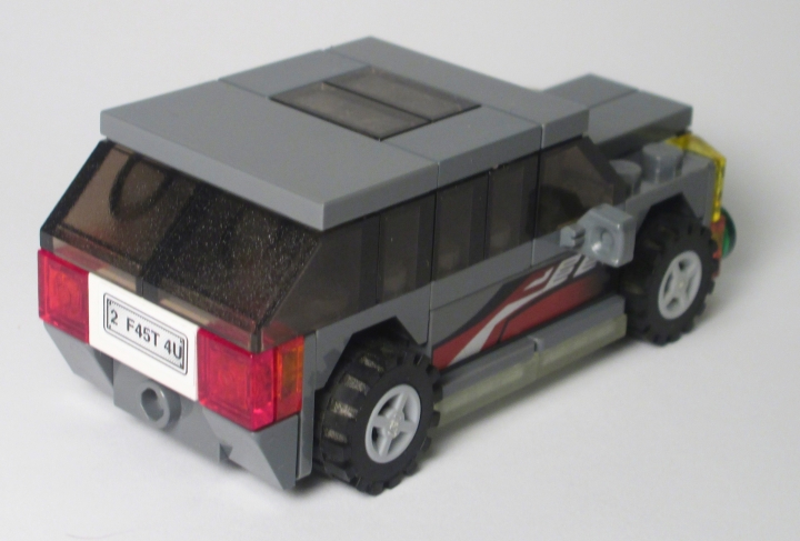 LEGO MOC - New Year's Brick 2014 - Развоз подарков: движение на бензоколонке: Я слишком быстр для тебя, парниша! По крайней мере, это имеет ввиду номерной знак.
