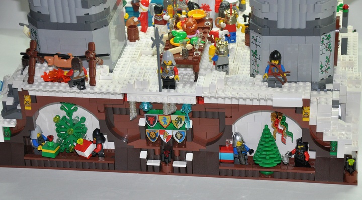 LEGO MOC - New Year's Brick 2014 - Christmas Tree Festival: А вот и первые две ёлки, у одной из них обмениваются дарами солдаты, а у второй употребляют горячий чай и весело смеются.<br />
А у подножия одной из башен жарят для всех поросенка, ух вкуснятина!