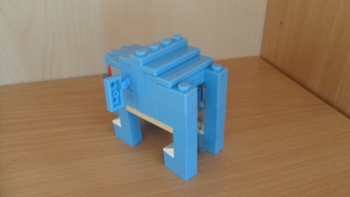 LEGO MOC - 16x16: Animals - Hunting on blue elephant: Сзади.