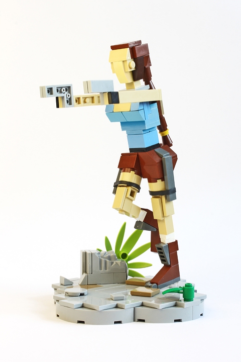 LEGO MOC - 16x16: Character - Lara Croft: Tomb Raider: <p align=left></i>Традиционная одежда <b>Лары</b>, в которой она появляется во всех сценариях, включает в себя голубую майку,  короткие коричневые шорты, высокие армейские ботинки, белые носки, черные перчатки без пальцев, ремень с двумя кобурами, пристегнутыми к бедрам, а также небольшой рюкзак. Стандартное вооружение – два пистолета с бесконечным запасом патронов, которыми <b>Лара</b> умело отстреливается с двух рук, иногда прямо в полете. <br />
