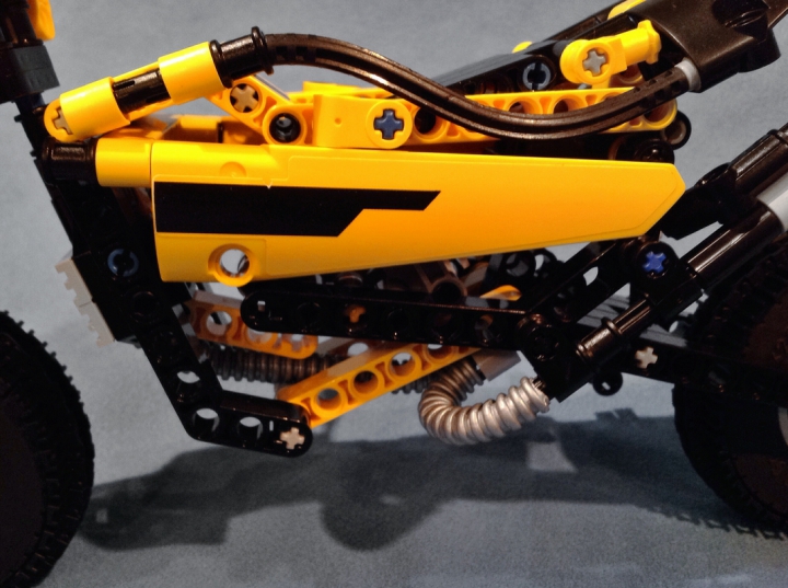 LEGO MOC - Mini-contest 'Lego Technic Motorcycles' - Exceeder: Бок закрывает большая панель...