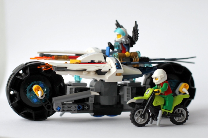LEGO MOC - Mini-contest 'Lego Technic Motorcycles' - Мото-Орёл: Мото-Орёл может развивать гораздо большую скорость благодаря магическим турбинам, колёсам болшого диаметра и непосредственно крыльям. Под крыльями спрятано военное обмундирование и снаряжение (пулемёты, огнемёты, бинокли, снайперские винтовки)