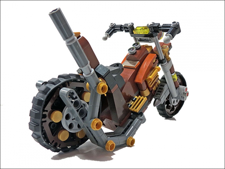 LEGO MOC - Mini-contest 'Lego Technic Motorcycles' - SteamBike 'AnSign': Выброс пара осуществляется через латунную магистраль, проходящую по правому борту байка.