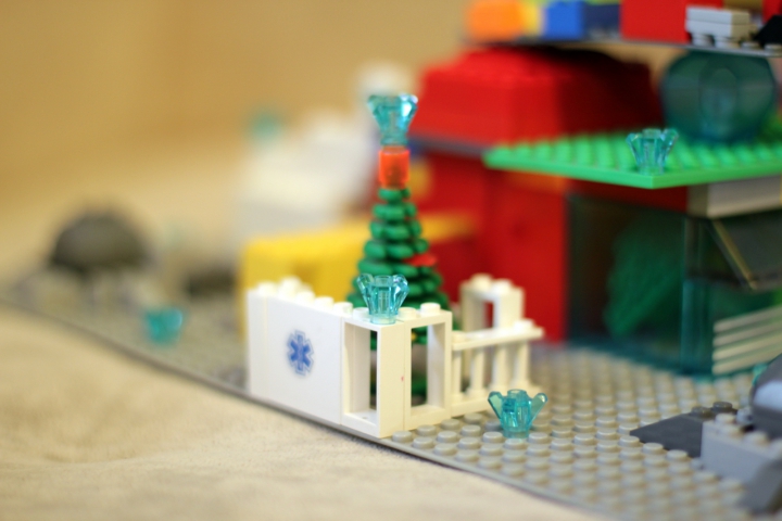 LEGO MOC - New Year's Brick 3015 - Новый год на Меркурии.: Ёлка, которая лениво огорожена людьми от жары блоками льда. Он дырявый, сразу тает.