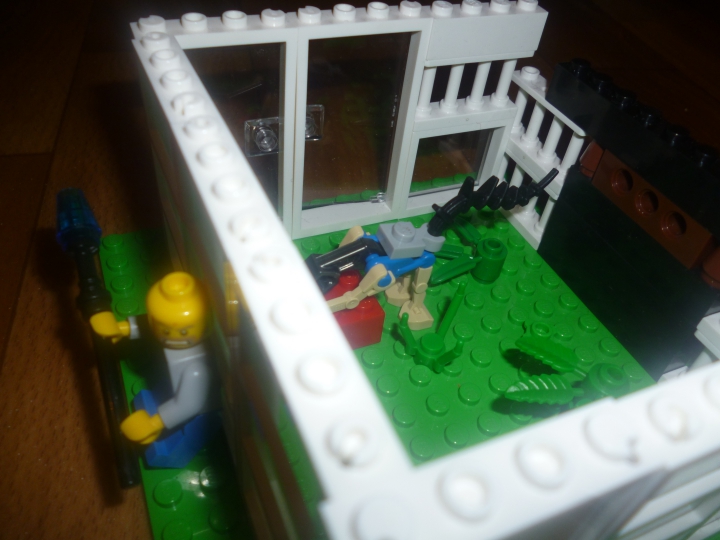 LEGO MOC - Jurassic World - Клетка раптора.: Он положил кусок мяса в клетку, а когда раптор туда забежал, чтобы полакомиться мясом, охранник прочно прижал сломавшуюся стену клетки.