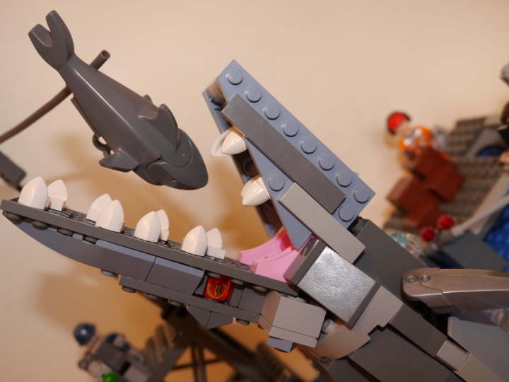 LEGO MOC - Jurassic World - Внимание, лего-мозазавр!: Челюсти смыкаются со страшной силой и уже не выпустят добычу.