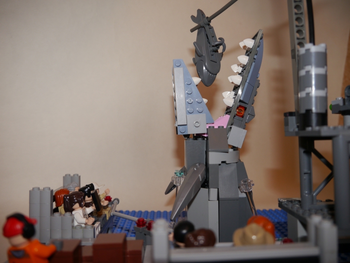 LEGO MOC - Jurassic World - Внимание, лего-мозазавр!: Все увлечены шоу, но у мозазавра свои планы...