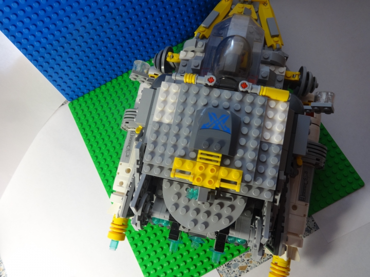 LEGO MOC - Submersibles -  Глубоководный исследовательский батискаф: Сверху мы видим люк, с помощью которого можно попасть внутрь.    