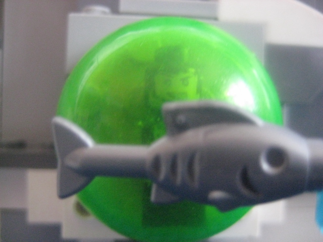 LEGO MOC - Submersibles - Наутилус - подвижный в подвижном: Член экипажа наблюдает за рыбой в иллюминатор,