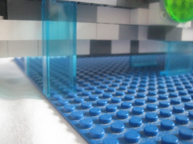 LEGO MOC - Submersibles - Наутилус - подвижный в подвижном: Подлодка не касается пластины.(попытка вызвать иллюзию того, что лодка плавает в толще воды. 