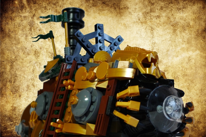 LEGO MOC - Submersibles - Golden Lionardo: Давайте-ка лучше заглянем в дневники современника наших пиратов. Думаю, вам будет интересно.<br />
«27 апреля. 1861 год<br />
Дорогой дневник, наконец, мне предоставилась возможность немного отдохнуть. Я уже который месяц, по приказу королевы, пытаюсь поймать какую-то горстку пиратов, бороздящих океан. Эти неудачники, за всю свою пиратскую карьеру, не ограбили ни одного корабля. Но ловим мы их не по этой причине. Эти наглецы полгода назад посмели разобрать поезд самой королевы! Неслыханная наглость! Мало того, они собрали из его частей какую-то странную посудину. Она способна погружаться прямо под воду и подниматься обратно на поверхность! Видимо пираты нашли идеальный способ разбогатеть. Раз у них не выходит грабить обычные суда, то можно разорять уже потопленные. Как низко! Во всех смыслах! Но ничего! Клянусь своими роскошными усами, что поймаю этих головотяпов, или мое имя не Джордж Стим».<br />
