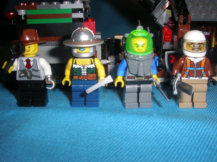 LEGO MOC - Submersibles - Пвпл-первая военная подводная лодка: Минифигурки:<br />
(слева направо) капитан, жена капитана, первый воин и 2 воин.