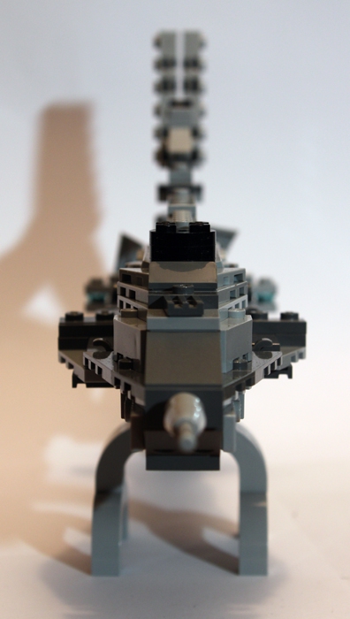 LEGO MOC - Submersibles - Наутилус: Вид спереди. Обтекаемая и слегка сплющенная с боков форма помогает уверенно вести подлодку даже в самых страшных штормах и водоворотах.