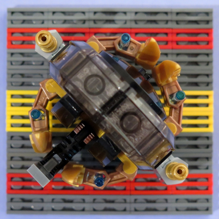LEGO MOC - Battle of the Masters 'In cube' - Golden Uninoida: Модель стала меньше, и ещё лучше влезает на подставку.