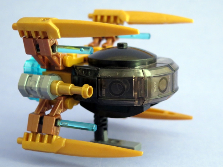 LEGO MOC - Battle of the Masters 'In cube' - Golden Uninoida: Сбоку установлены парные ионные излучатели. Настолько сложные штуки, что их не чинят, а сразу меняют.