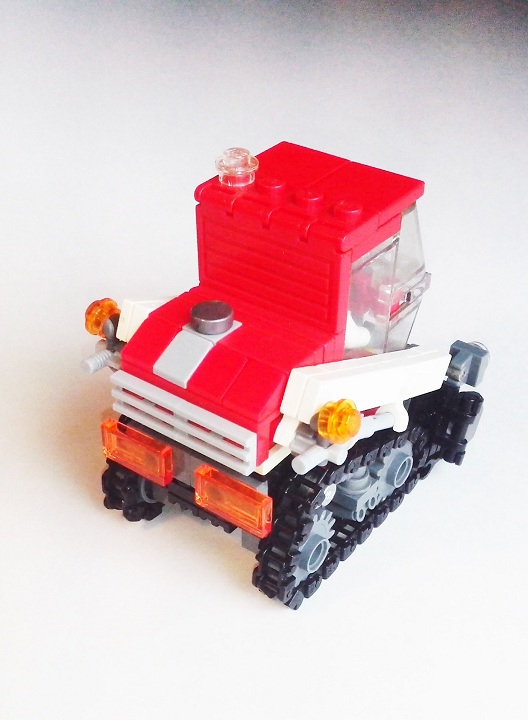 LEGO MOC - Battle of the Masters 'In cube' - Lego Bobcat: За кабиной расположен двигатель и решетка радиатора. Также имеются яркие задние фары и поворотники, которые являются залогом безопасного передвижения