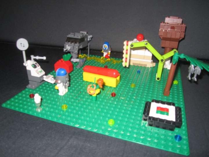 LEGO MOC - Инопланетная жизнь - Mealon-43: Представляю вам планету Mealon-43, на которой еда заменяет привычные нам растения, реки и холмы.